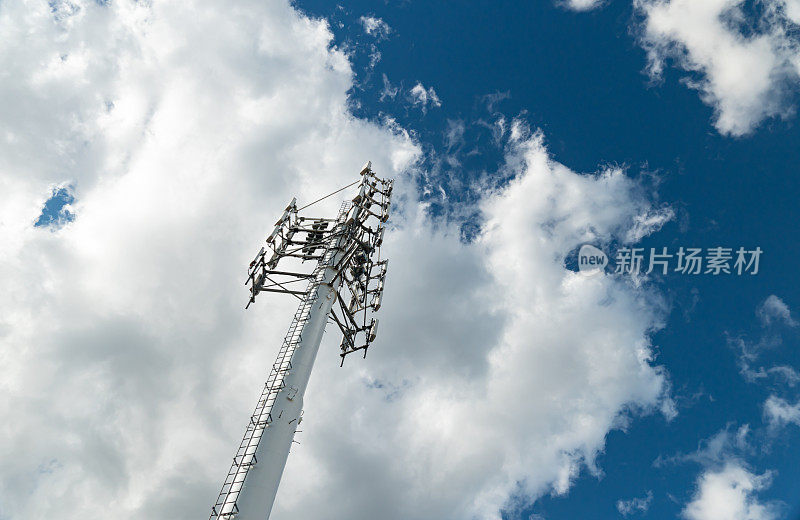 手机通信无线电天线，3G, 4G, 5G, 6G。天线在夏天多云的蓝天。带有发射机的蜂窝GSM塔。电信基站网络。